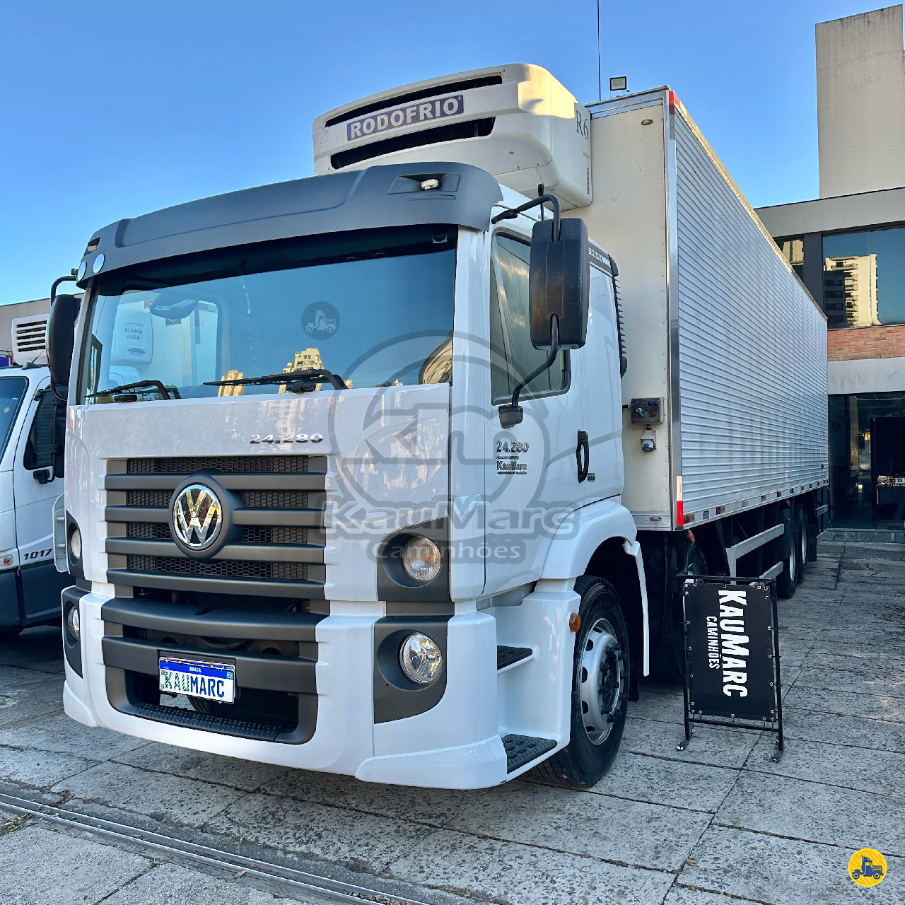 CAMINHAO VOLKSWAGEN VW 24280 Baú Frigorífico BiTruck 8x2 Kaumarc Caminhões SAO PAULO SÃO PAULO SP